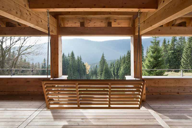 Houpačka s výhledem na terase roubenky