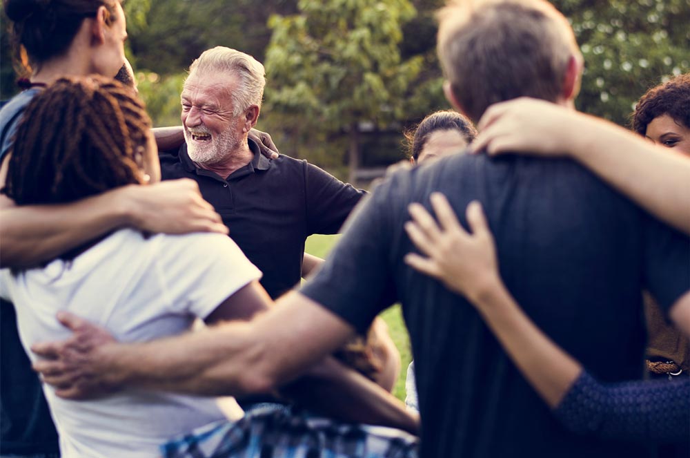 Šťastná rodina venku před roubenkou