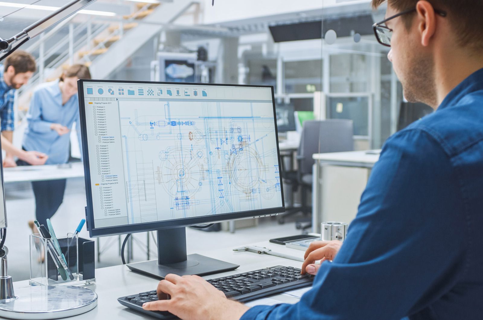 Projektant připravuje projekt na počítači