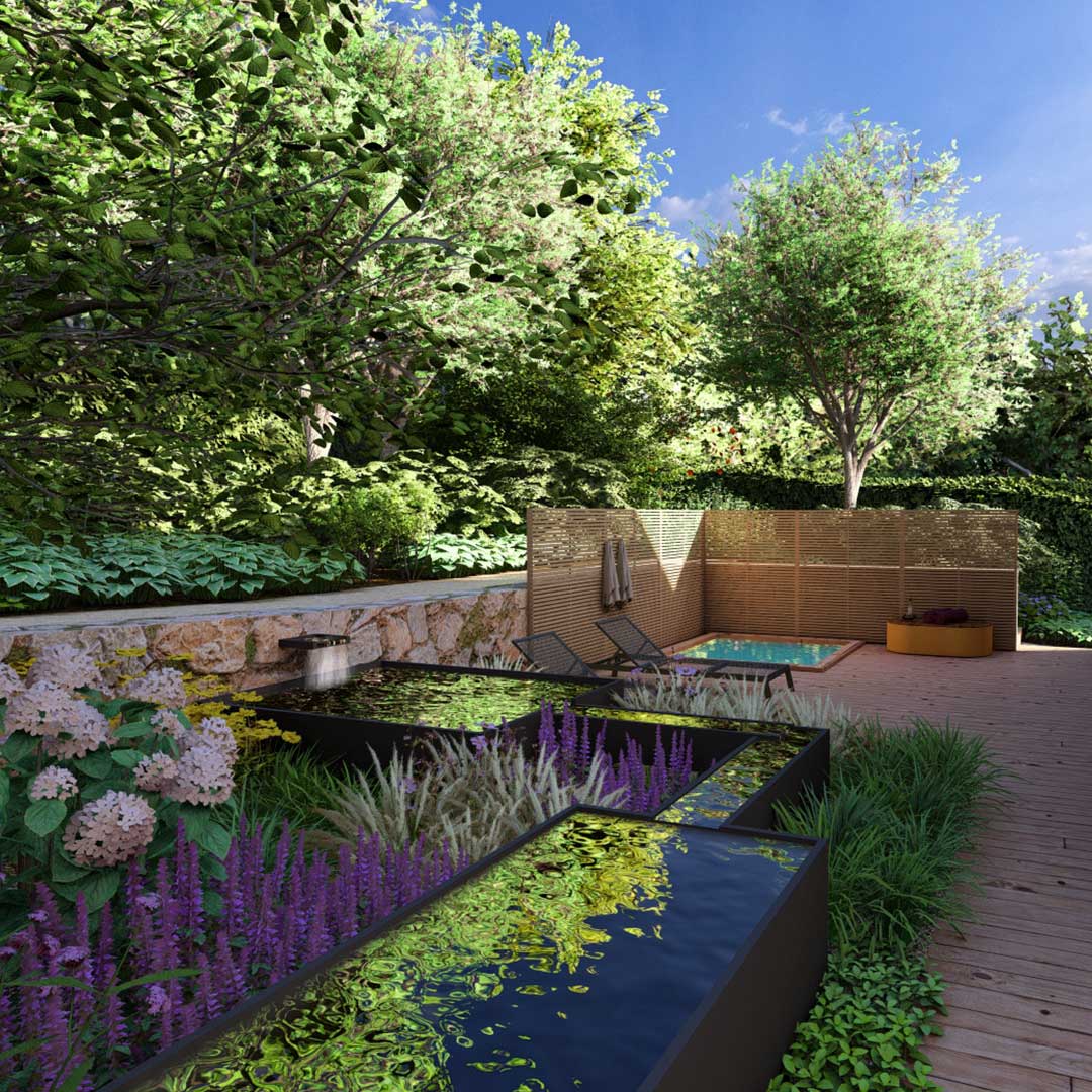 Pracovník řeže dřevo motorovou pilou ve výrobní hale