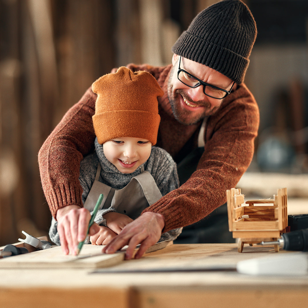 Otec se synem vyrábějí ze dřeva
